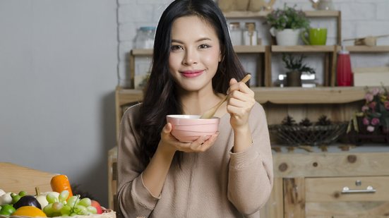 É possível inserir na rotina lanches práticos e saudáveis (Imagem: chaythawin | Shutterstock)