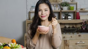 É possível inserir na rotina lanches práticos e saudáveis (Imagem: chaythawin | Shutterstock)