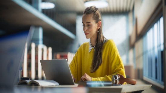 A má postura afeta a saúde física e mental, bem como o desempenho nos estudos (Imagem: Gorodenkoff |  Shutterstock)