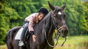 A equoterapia é um importante método para pessoas com deficiência e proporciona várias possibilidades de abordagens interdisciplinares (Imagem: Body Stock | Shutterstock)