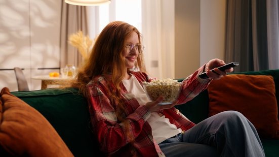 Filmes e séries transformam o sofá em aula prática de inglês (Imagem: MAYA LAB | Shutterstock)