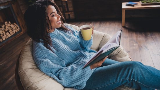 O início do inverno é a desculpa perfeita para mergulhar em narrativas envolventes, quentes e confortáveis (Imagem: Roman Samborskyi | Shutterstock)