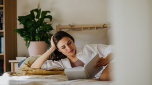 O Carnaval é uma ótima oportunidade para ler romances divertidos (Imagem: Halfpoint | Shutterstock)