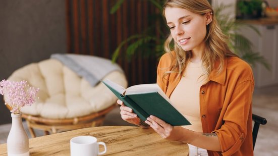 Livros ajudam a ampliar a visão sobre liderança e a fortalecer habilidades essenciais para lidar com os desafios do mundo dos negócios (Imagem: ViDI Studio | Shutterstock)