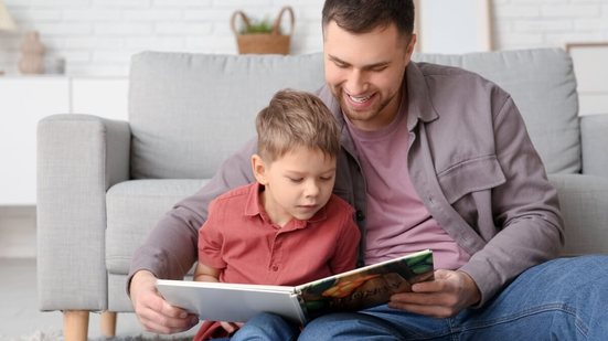 Ler juntos pode abrir espaço para conversas, risadas e acolhimento (Imagem: Pixel-Shot | Shutterstock)