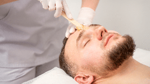 A depilação masculina também precisa de alguns cuidados para garantir bons resultados (Imagem: Kukuruza Oksana | Shutterstock)
