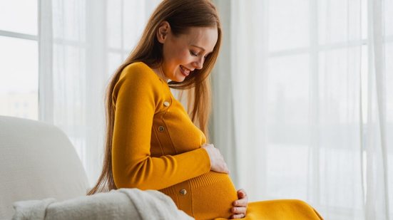 A busca por estabilidade emocional e financeira tem levado muitas mulheres a adiarem a gravidez (Imagem: Julia Zavalishina | Shutterstock)