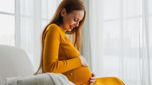 A busca por estabilidade emocional e financeira tem levado muitas mulheres a adiarem a gravidez (Imagem: Julia Zavalishina | Shutterstock)