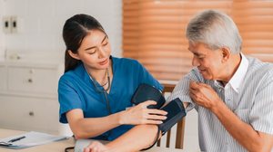 A hipertensão é uma doença crônica que precisa de cuidados (Imagem: Chokniti-Studio | Shutterstock)