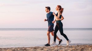 Correr na areia ajuda a fortalecer os músculos (Imagem: Evgeniy Zhukov | Shutterstock)