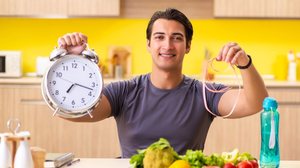 Estratégias como a dieta cetogênica e o jejum intermitente ganham força entre quem busca resultados rápidos (Imagem: Elnur | Shutterstock)