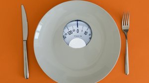 A falta de compreensão sobre as dietas restritivas pode levar à deficiência nutricional (Imagem: Noiel | Shutterstock)