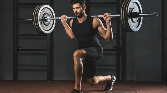 Musculação ajuda no ganho de massa muscular (Imagem: LightField Studios | Shutterstock)