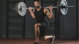 Musculação ajuda no ganho de massa muscular (Imagem: LightField Studios | Shutterstock)