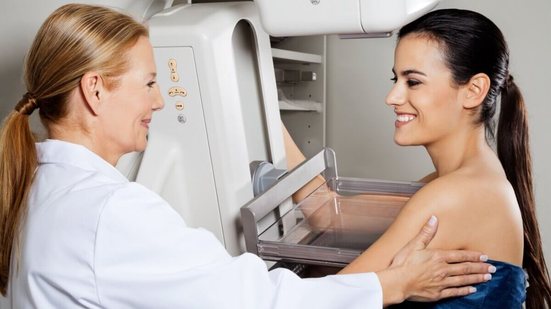 Informação e rastreamento são aliados essenciais na prevenção e no diagnóstico precoce do câncer de mama (Imagem: Tyler Olson | Shutterstock)