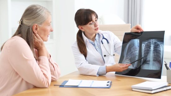 O acompanhamento médico especializado é fundamental para diagnóstico precoce e tratamento eficaz do câncer de pulmão (Imagem: New Africa | Shutterstock)