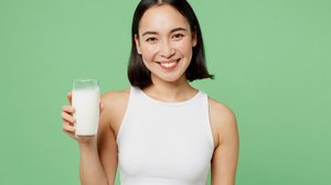 Incluir o leite na dieta é uma boa escolha para mulheres que buscam uma vida saudável (Imagem: ViDI Studio | Shutterstock)