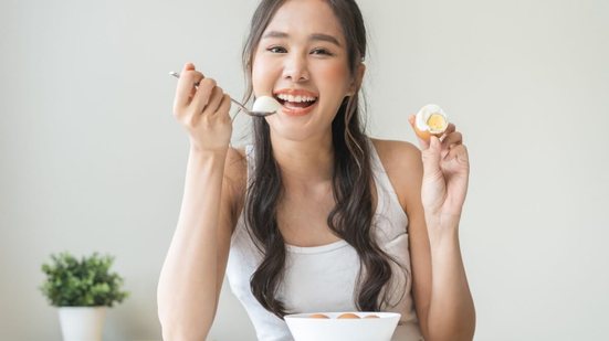 O ovo contém nutrientes essenciais para todas as fases da vida (Imagem: Kmpzzz | Shutterstock)