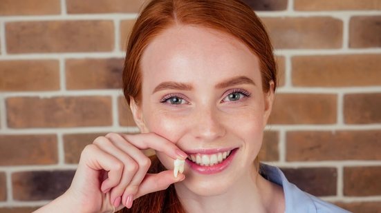 O dente do siso levanta dúvidas sobre necessidade de retirada, cuidados e recuperação (Imagem: yurakrasil | Shutterstock)