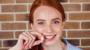 O dente do siso levanta dúvidas sobre necessidade de retirada, cuidados e recuperação (Imagem: yurakrasil | Shutterstock)