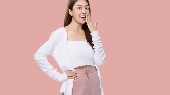 O mau hálito pode ter diversas causas, exigindo acompanhamento odontológico (Imagem: Ronnachai Palas | Shutterstock)