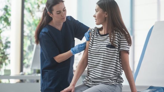 As vacinas são essenciais para a proteção contra doenças (Imagem: Gorodenkoff | Shutterstock)