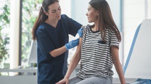 As vacinas são essenciais para a proteção contra doenças (Imagem: Gorodenkoff | Shutterstock)