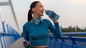 Beber mais água durante o inverno preserva a saúde e o bem-estar do corpo (Imagem: fast-stock | Shutterstock)