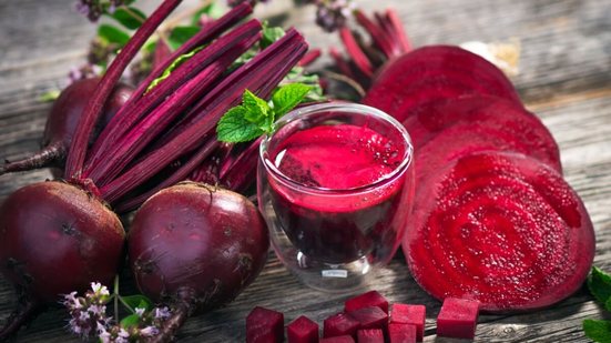 A beterraba é rica em nutrientes que trazem benefícios tanto para o corpo quanto para a mente (Imagem: Dani Vincek | Shutterstock)