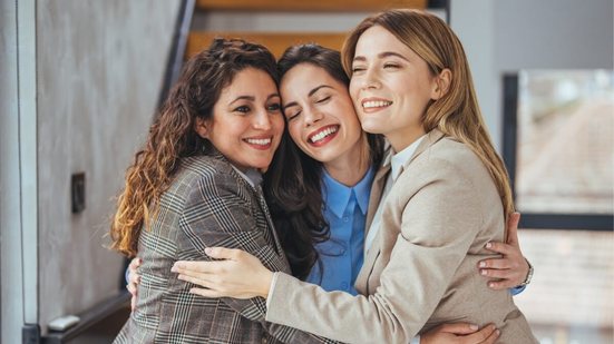 A gentileza pode ajudar o próximo e transformar o cérebro de quem a prática (Imagem: Dragana Gordic | Shutterstock)