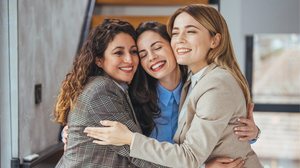 A gentileza pode ajudar o próximo e transformar o cérebro de quem a prática (Imagem: Dragana Gordic | Shutterstock)