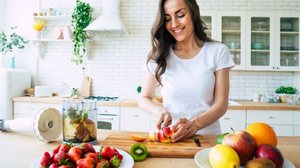 Uma alimentação rica em nutrientes ajuda a evitar a queda de cabelo (Imagem: Olha Povozniuk | Shutterstock)