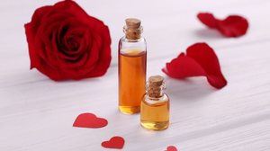 A combinação de óleos essenciais com propriedades afrodisíacas pode ajudar a acender a chama da libido (Imagem: New Africa | Shutterstock)