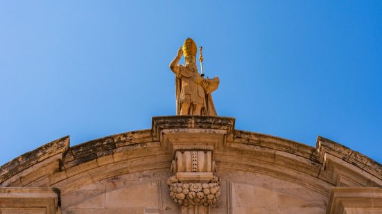 São Brás é conhecido pela cura de doenças na garganta (Imagem: BBA Photography | Shutterstock)