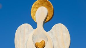 Os anjos da guarda são considerados guardiões celestiais que acompanham e protegem as pessoas ao longo da vida (Imagem: Ganna Zelinska | Shutterstock)