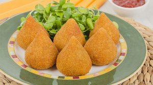 Coxinha vegana recheada com proteína de soja (Imagem: Paul_Brighton | Shutterstock)