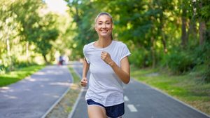 Praticar exercícios físicos contribui para a saúde física e mental (Imagem: andreonegin | Shutterstock)