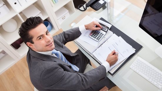 O empreendedor deve manter atenção constante à gestão financeira (Imagem: Andrey_Popov | Shutterstock)