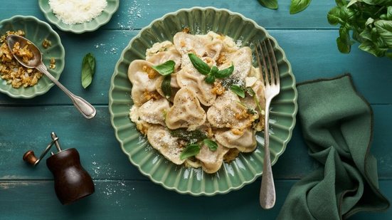 Ravioli com carne e cebola caramelizada (Imagem: Katarzyna Hurova | Shutterstock)