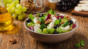 Salada de alface com uva e queijo (Imagem: Shutterstock)