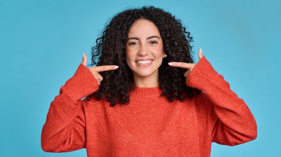 O desgaste dos dentes pode causar sensibilidade e dor ao mastigar (Imagem: insta_photos | Shutterstock)