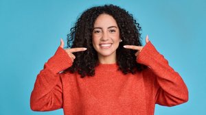 O desgaste dos dentes pode causar sensibilidade e dor ao mastigar (Imagem: insta_photos | Shutterstock)