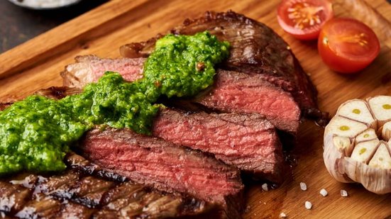Picanha com molho chimichurri (Imagem: Tanya Sid | Shutterstock)