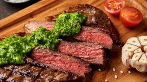 Picanha com molho chimichurri (Imagem: Tanya Sid | Shutterstock)