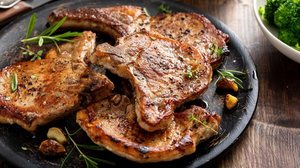 Bisteca de porco ao limão (Imagem: Elena Veselova | Shutterstock)