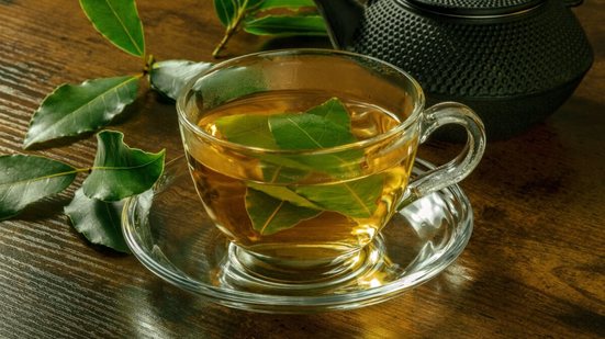 Chá de louro (Imagem: Plateresca | Shutterstock)