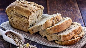 Pão de aveia com castanha-do-pará e linhaça (Imagem: RHJPhtotos | Shutterstock)