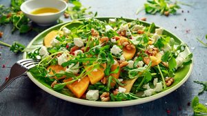 Salada de rúcula com caqui e nozes (Imagem: DronG | Shutterstock)