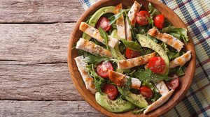 Salada termogênica de frango e abacate (Imagem: Sergii Koval | Shutterstock)