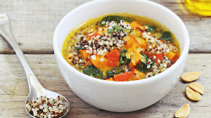Sopa de abóbora e quinoa (Imagem: Losangela | Shutterstock)